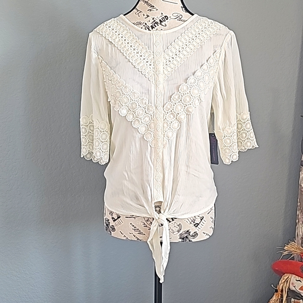 NWT BEAUTIFULLY ACCENTED TOP CROCHET LACE ELASTIC WAIST SIZE MEDIUM (7-9)